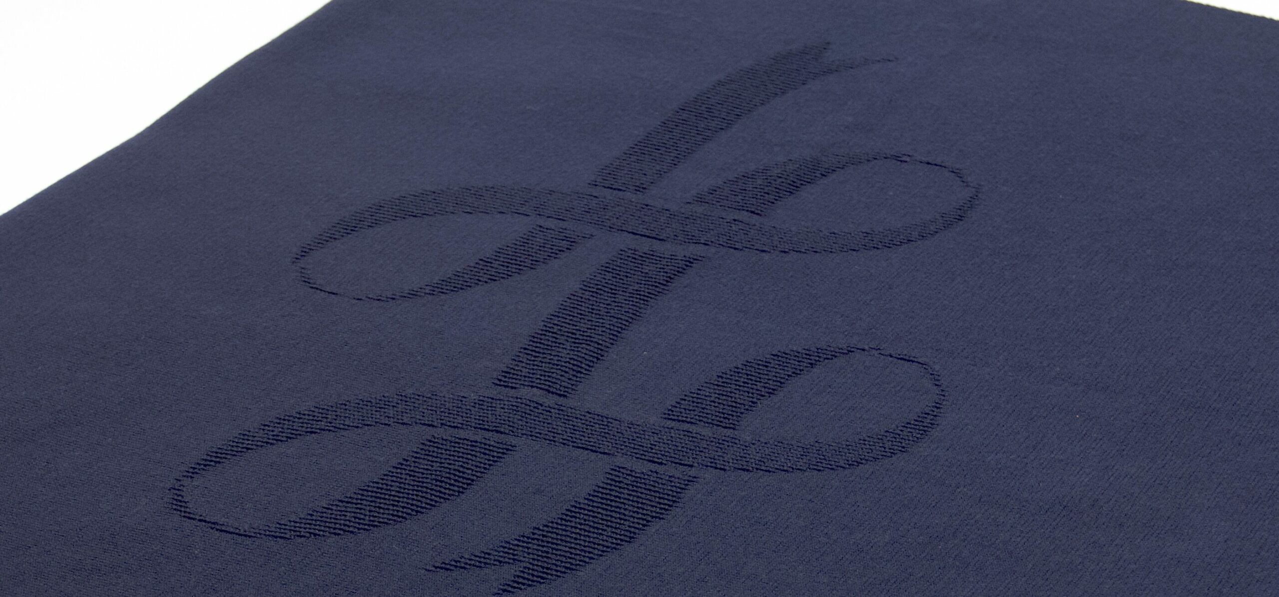 Détail du monogramme tissé sur châle en laine Hôtel La Ponche