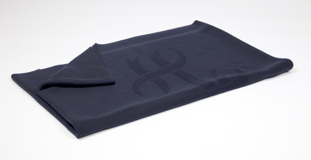 Châle en laine avec monogramme tissé, création pour l’Hôtel Restaurant La Ponche