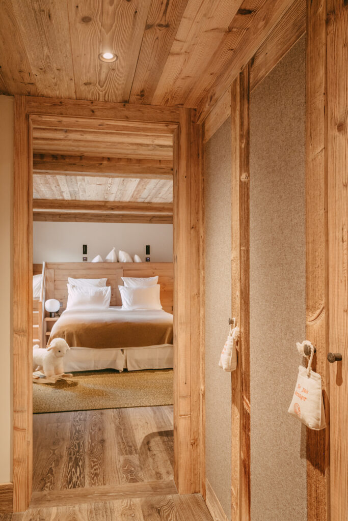 chambre chalet lily of the valley courchevel interieur bois luxe