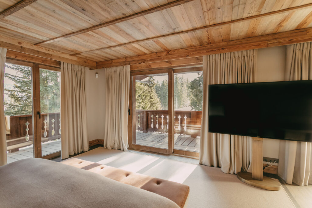chambre chalet luxe courchevel interieur bois vue montagne