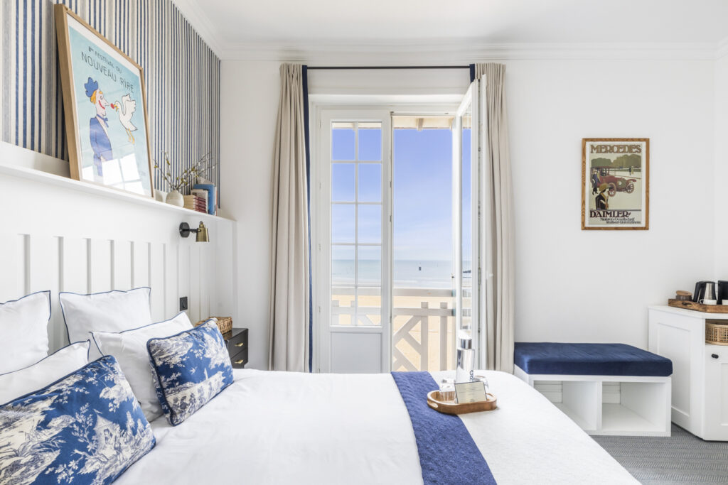 Chambre avec vue mer et plaid de lit en laine recyclée bleu