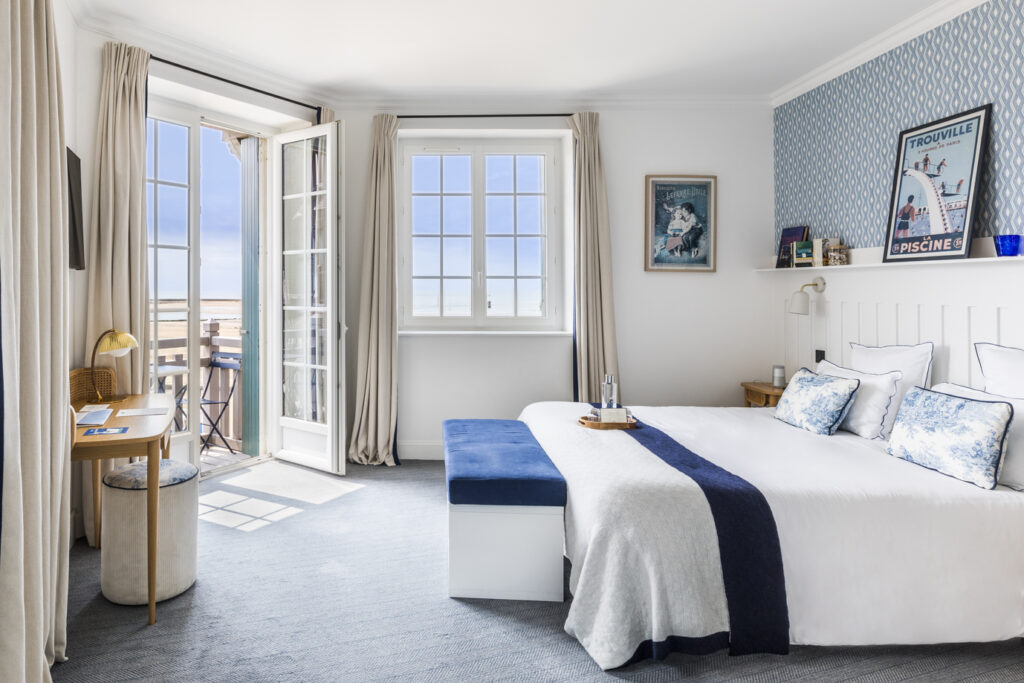 Chambre avec balcon vue mer et jeté de lit en laine recyclée