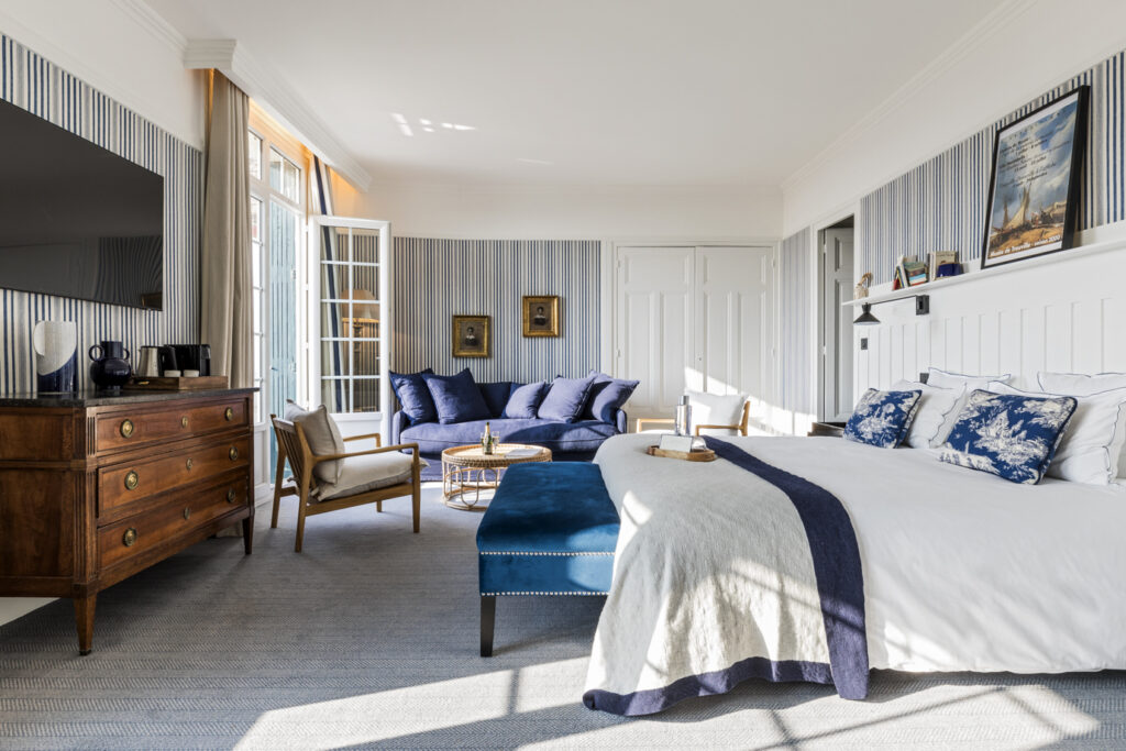 Suite spacieuse avec jeté de lit en laine recyclée et espace salon