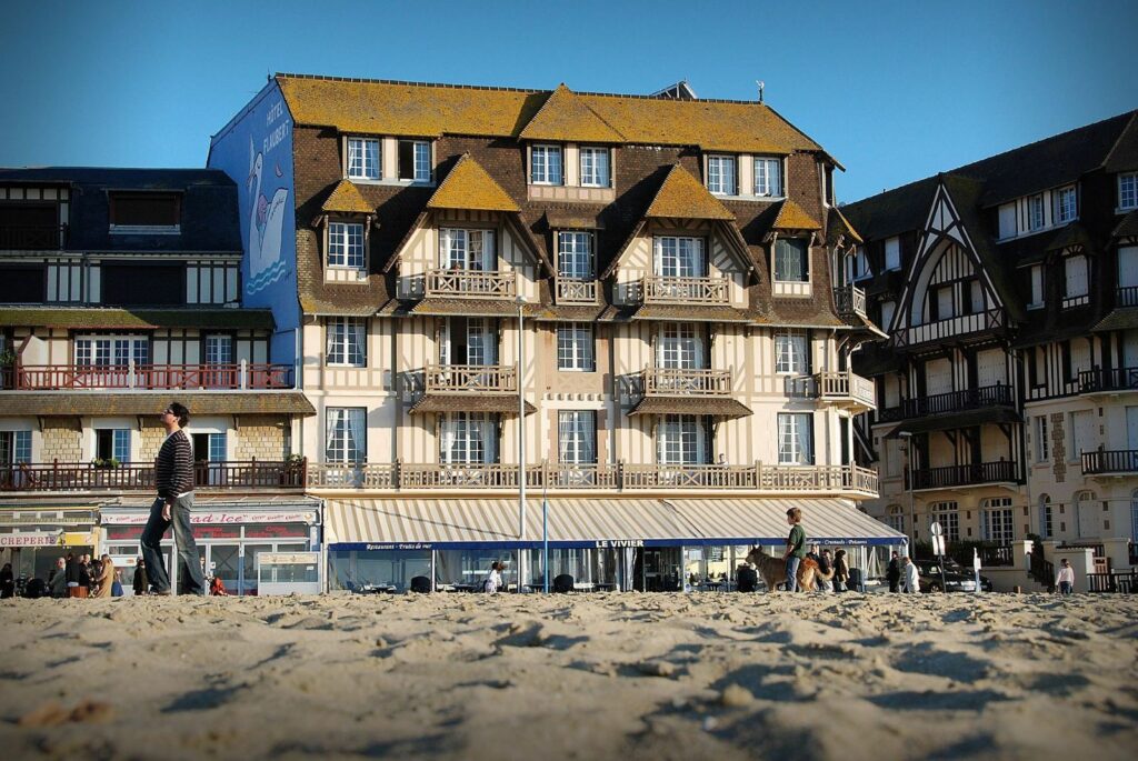 Façade de l’Hôtel Flaubert en bord de mer, architecture normande