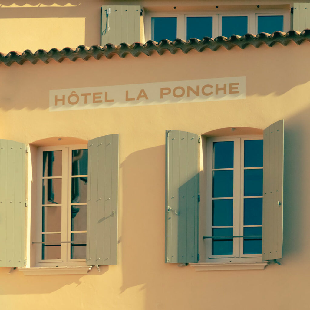 Façade de l’Hôtel La Ponche à Saint-Tropez avec volets verts