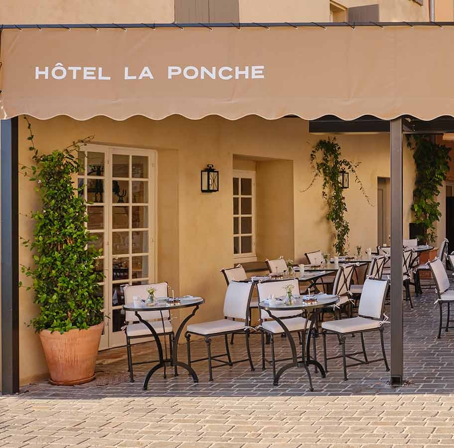 Terrasse du restaurant de l’Hôtel La Ponche à Saint-Tropez