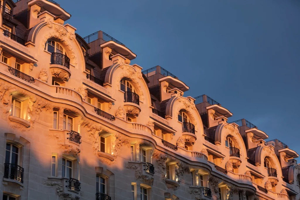 Façade emblématique de l’Hôtel Lutetia à Paris éclairée en fin de journée