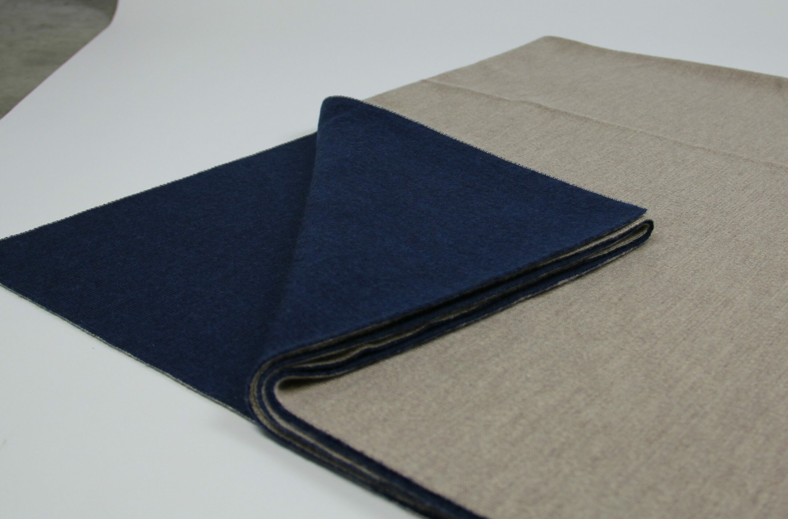 Plaid en laine sur mesure bicolore bleu et beige réalisé pour l’Hôtel Lutetia