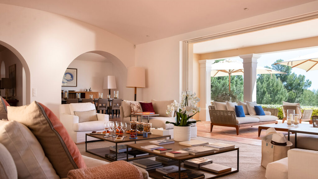 Salon lumineux d’une villa à La Réserve Ramatuelle avec mobilier élégant et table basse centrale