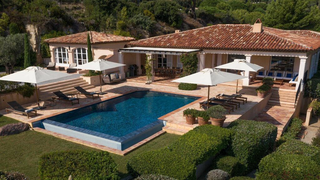 Piscine extérieure d’une villa à La Réserve Ramatuelle entourée de terrasses et végétation méditerranéenne