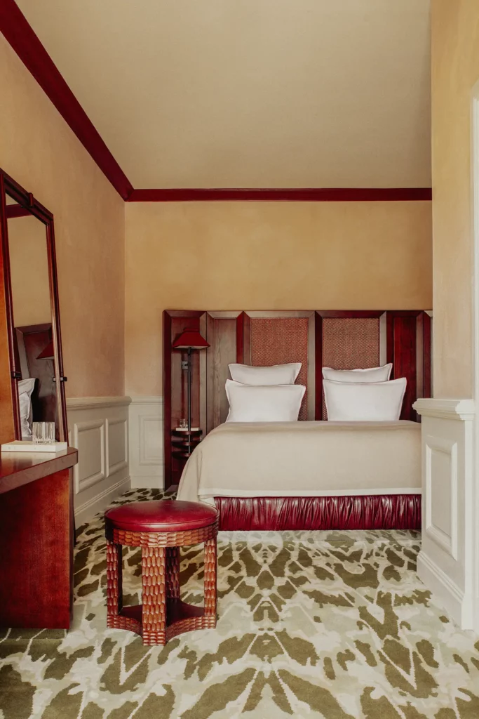 Chambre au Mas Candille avec plaid en maille sur-mesure sur lit et mobilier en bois