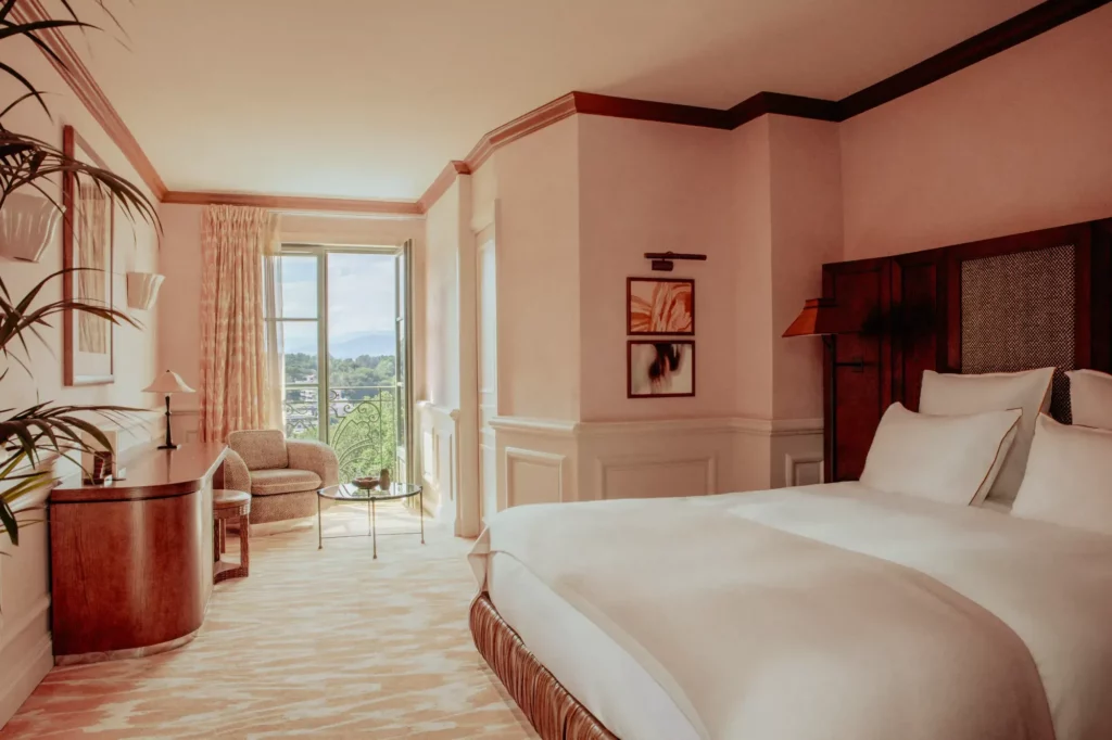 Chambre lumineuse au Mas Candille avec lit double et vue sur extérieur