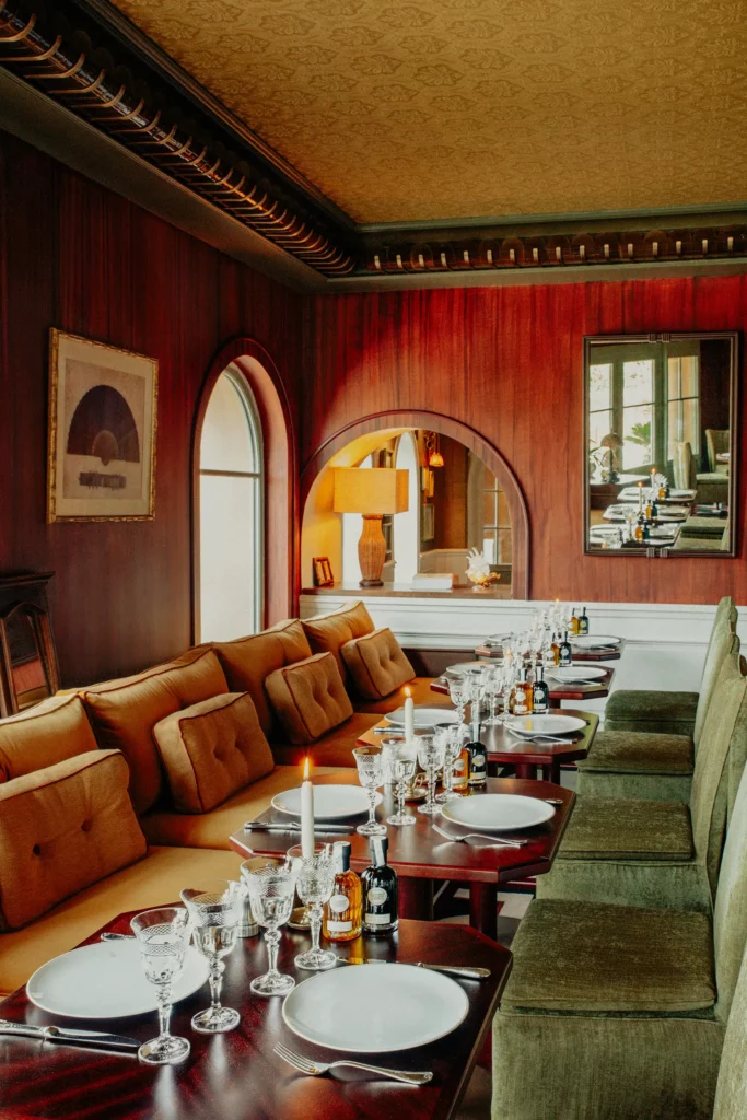 Salle de restaurant du Mas Candille avec banquettes, tables dressées et ambiance chaleureuse