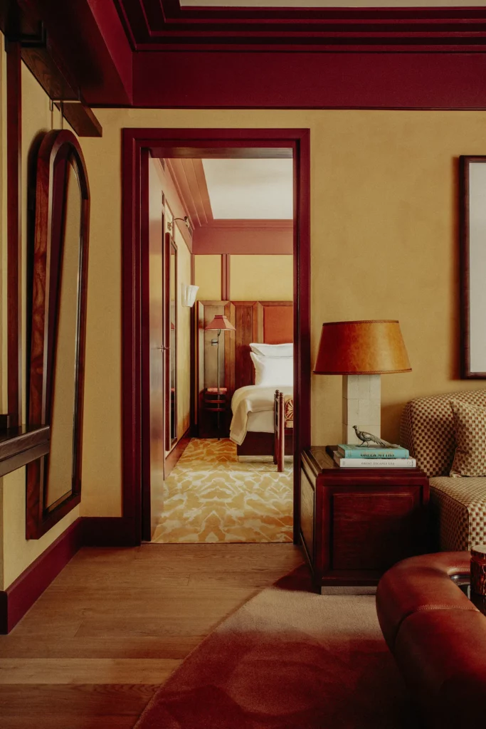 Suite au Mas Candille avec vue en enfilade sur chambre et espace intérieur