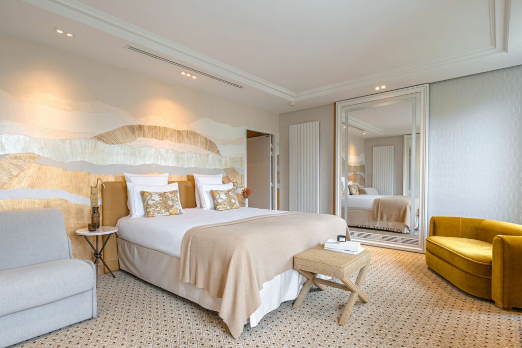 Chambre avec plaid en maille sur mesure posé sur le lit, décoration élégante et tons naturels