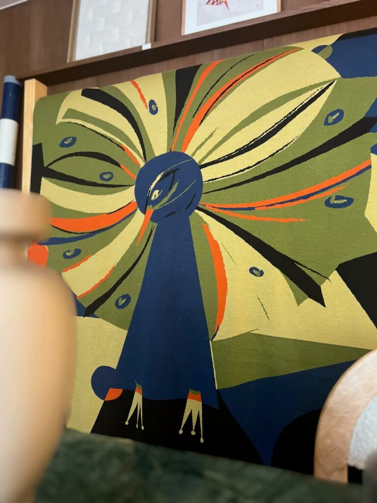 Plaid en maille avec motif paon coloré, design textile artistique et graphique