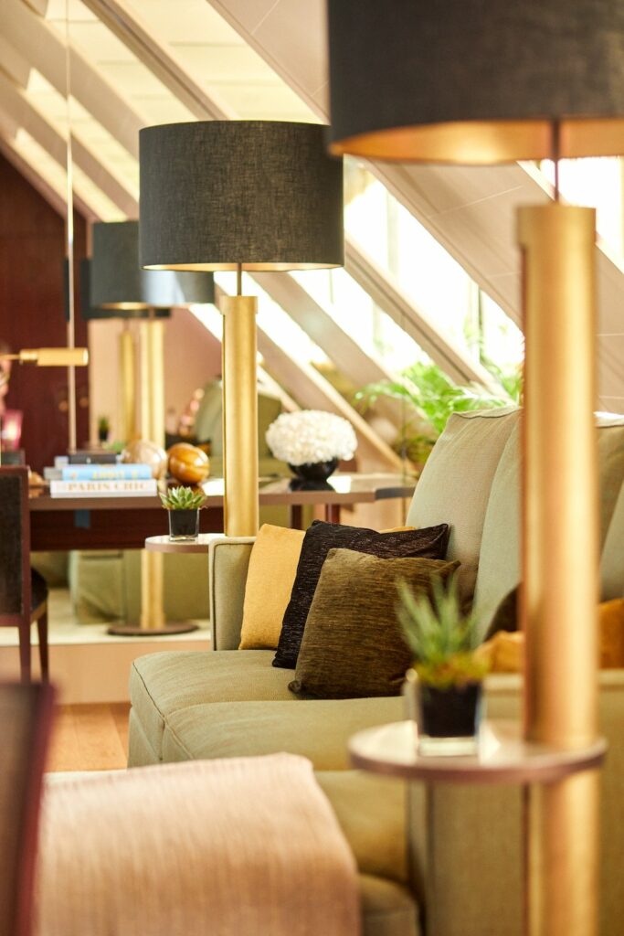 Détail de canapé avec coussins et matières textiles dans un salon de luxe du Park Hyatt Paris Vendôme