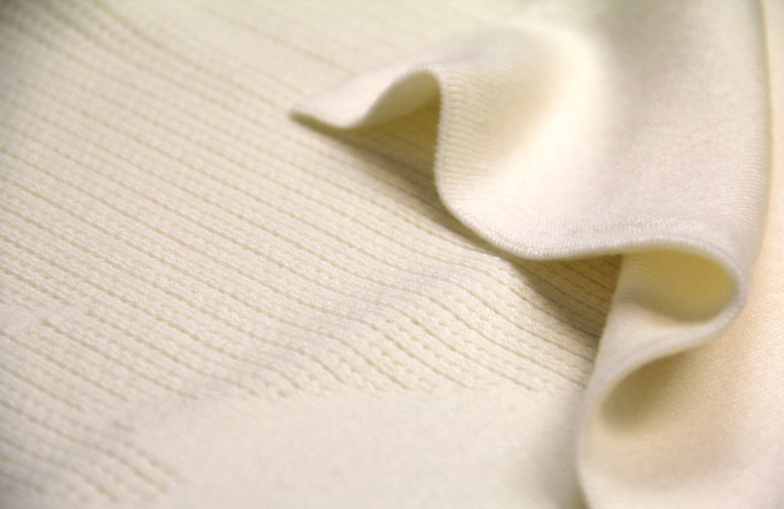 Détail de la maille mérinos ajourée – Cheval Blanc