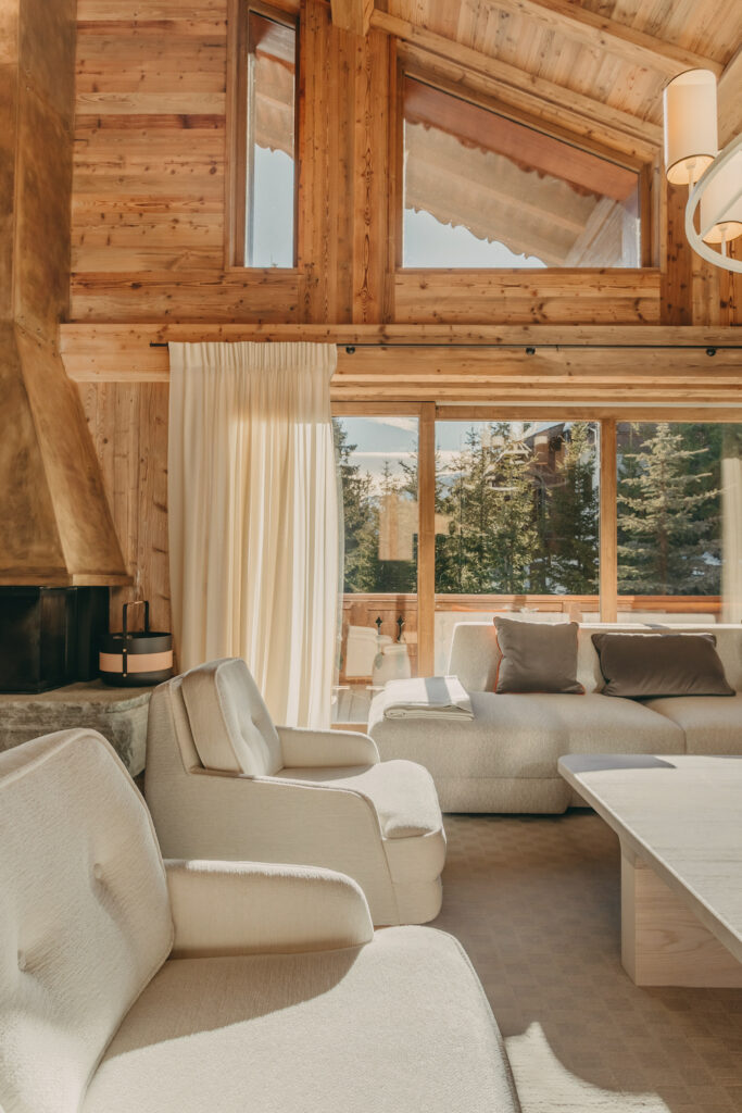 salon chalet courchevel cheminee interieur bois chaleureux