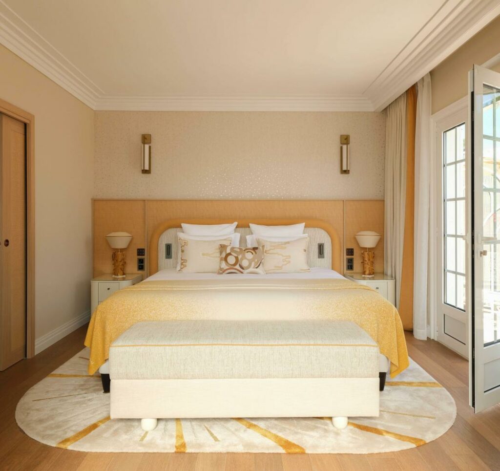 Chambre lumineuse avec plaid en laine recyclée disposé sur le lit