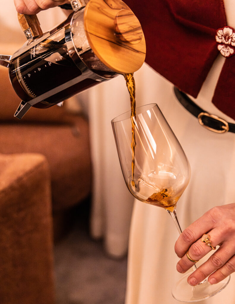 Service du vin avec détail de manche en maille bordeaux sur mesure.