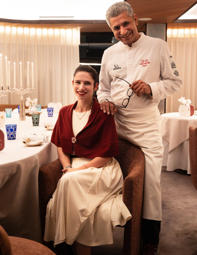 Chef et collaboratrice portant une cape en maille bordeaux dans le restaurant gastronomique Le Sylvestre à Courchevel.