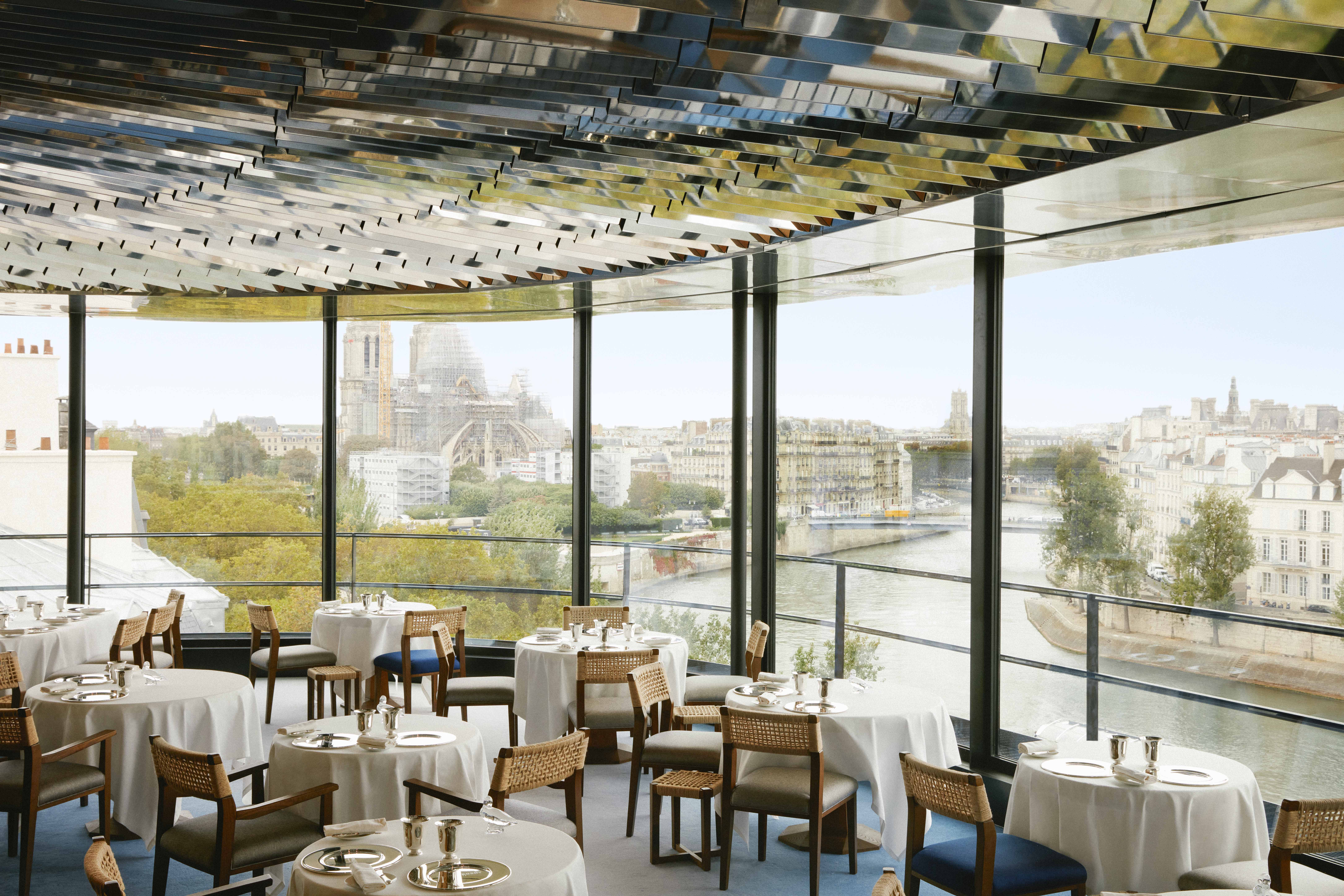 Salle du restaurant La Tour d’Argent avec vue panoramique
