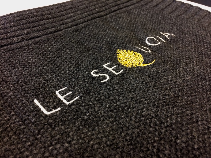 Détail de la broderie réalisée sur un plaid Le Mans Country Club