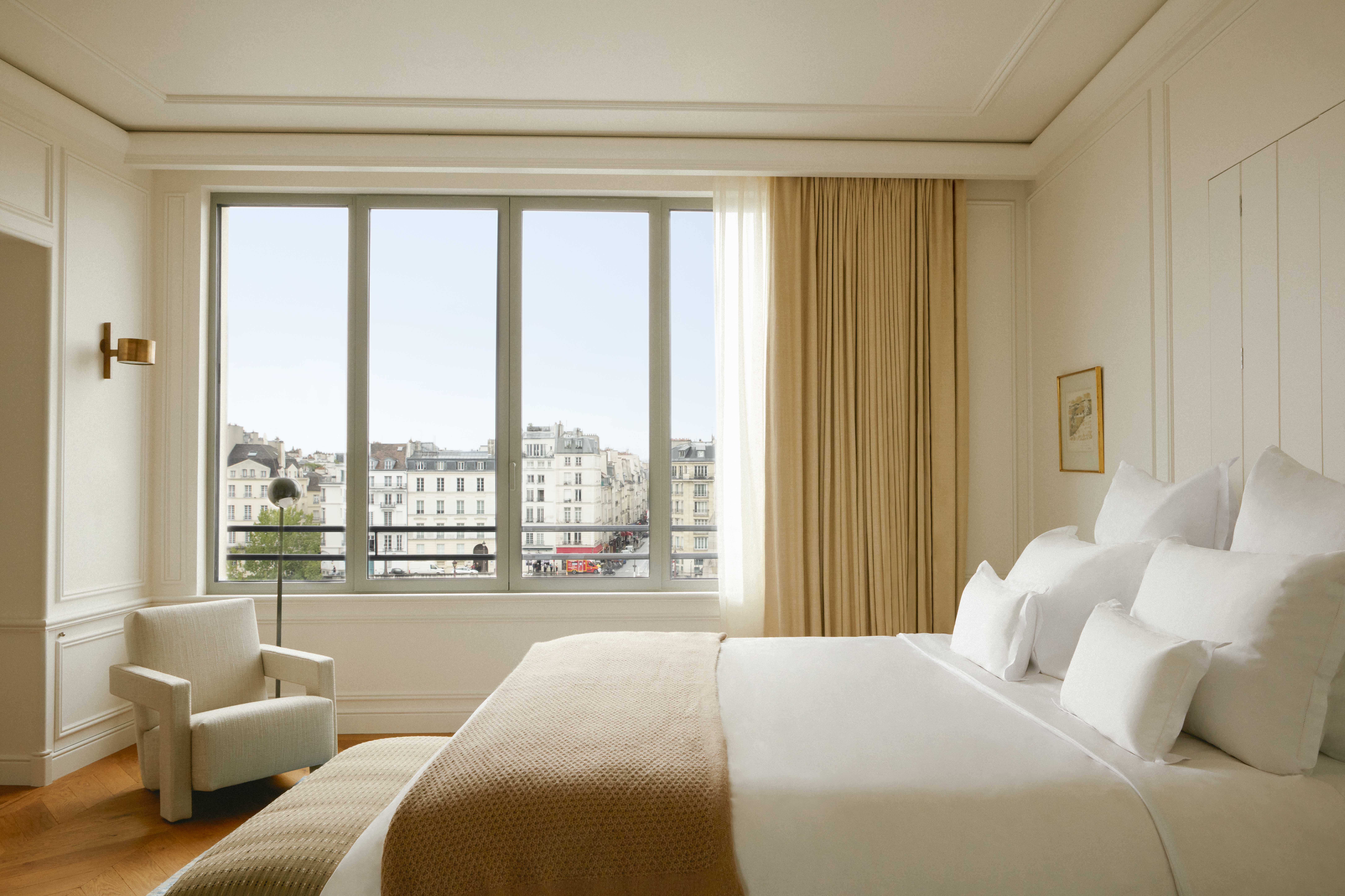 Chambre de La Tour d’Argent avec vue sur Paris et avec plais sur-mesure fabriqué en France par La Maison de la Maille