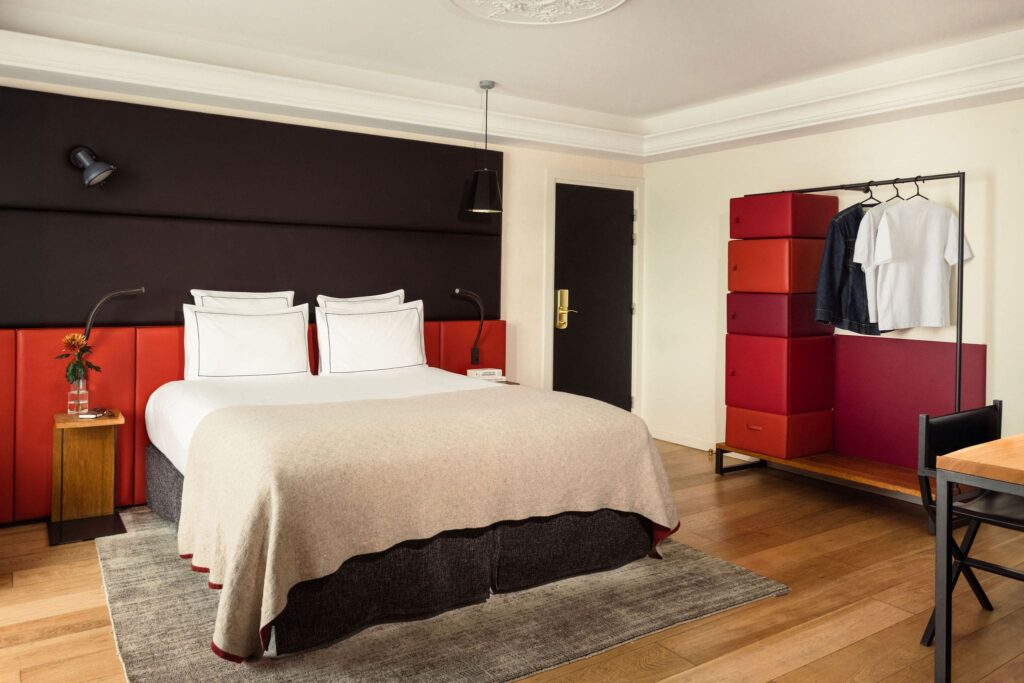 Plaid de lit confectionné sur mesure pour le Terrass’’ Hotel par La Maison de la Maille
