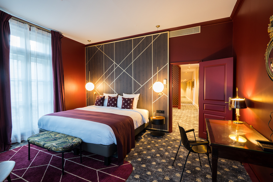 Décoration textile haut de gamme et sur mesure réalisée par La Maison de la Maille pour l’Hôtel Aigle Noir