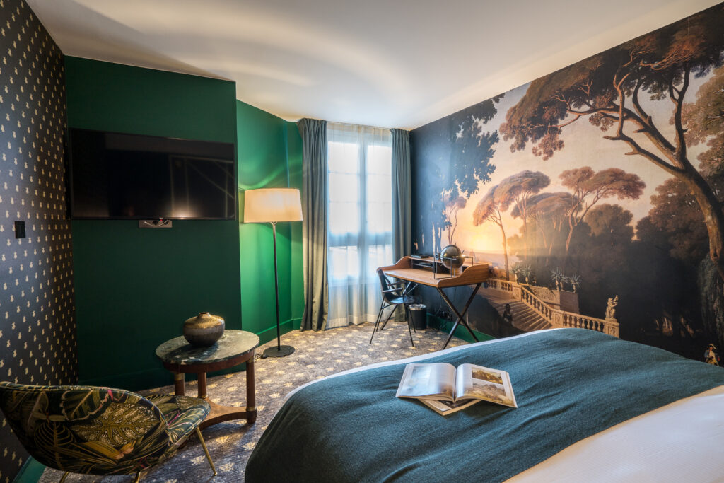 Plaid, jeté de lit en maille sur mesure disposé sur un lit d’hôtel