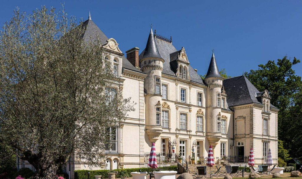 Façade du Mans Country Club entourée de verdure