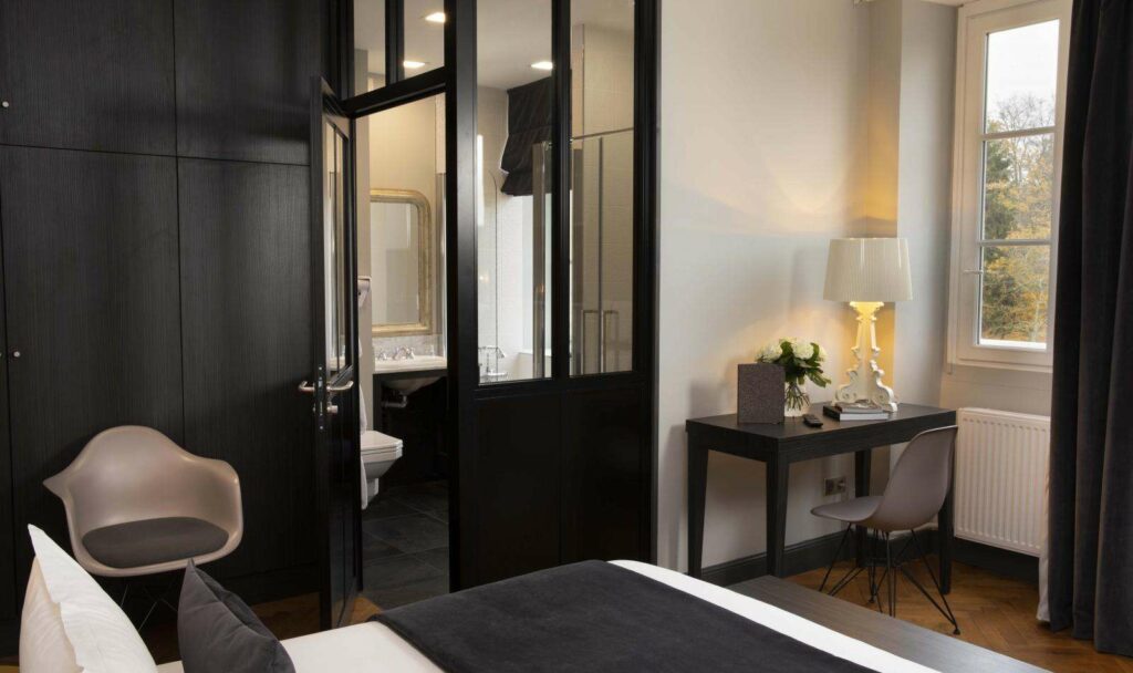 Intérieur raffiné du Mans Country Club avec ambiance chaleureuse, plaid sur-mesure fabriqué en France