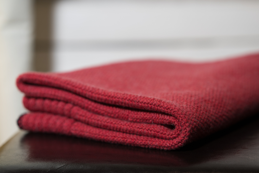 Plaid brodé rouge réalisé sur mesure pour Le Mans Country Club