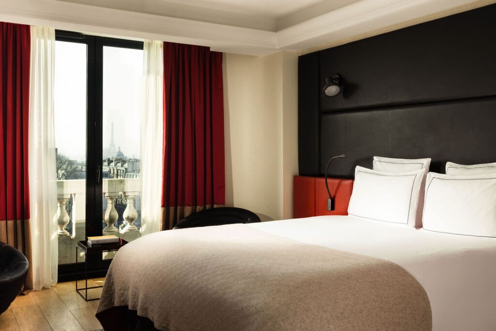 Intérieur contemporain du Terrass’’ Hotel à Paris avec plaid de lit sur-mesure