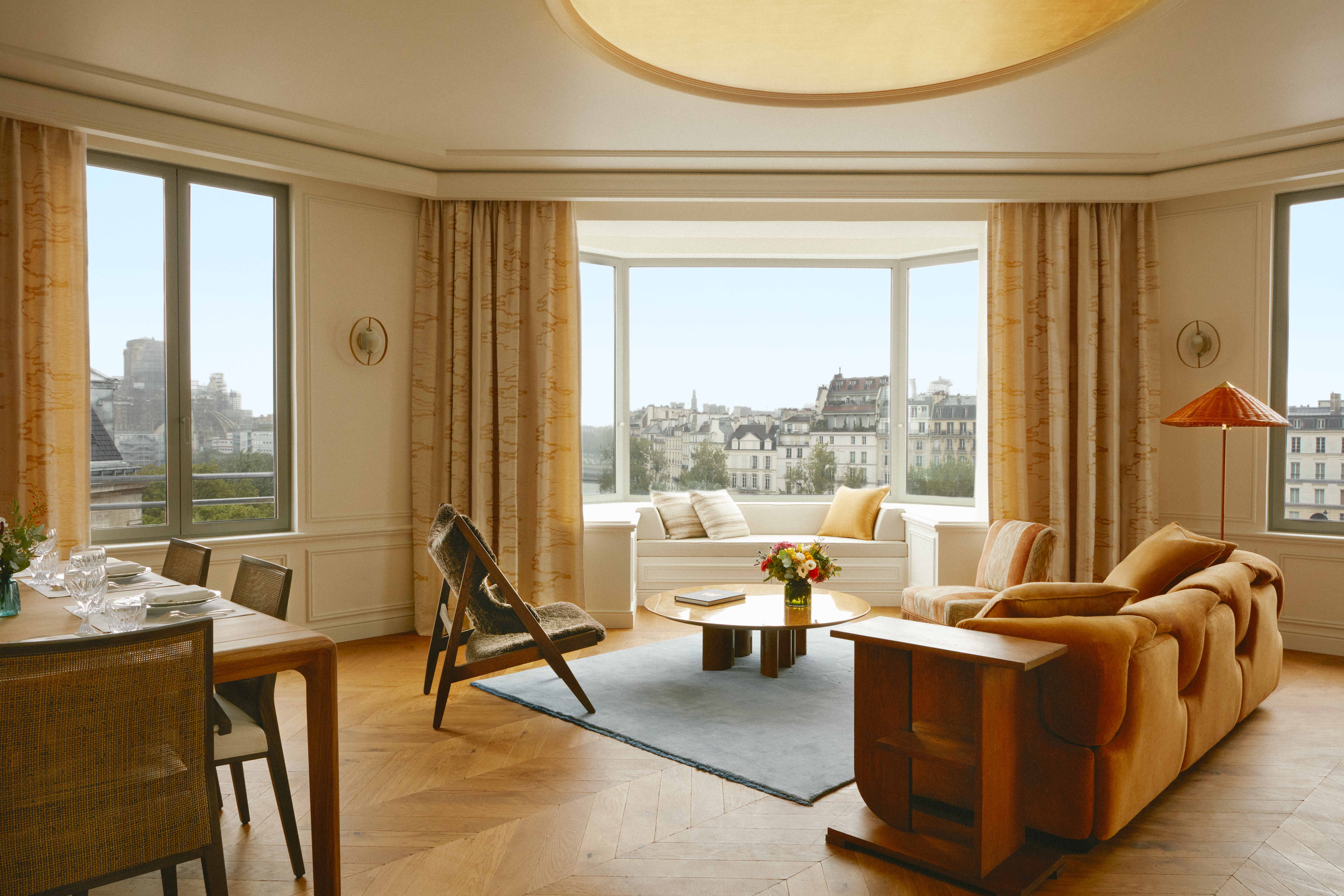 Salon lumineux de l’appartement La Tour d’Argent avec vue sur Paris