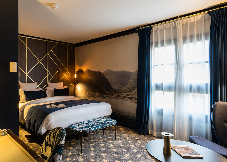 Plaid sur mesure La Maison de la Maille dans une chambre de l’Hôtel Aigle Noir